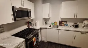 Bright & Chic 3-Bedroom Retreat for Family or Business by UofA Whyte Ave Downtown in Edmonton - Image 4