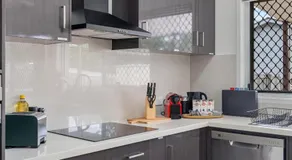 5BR Family Home - EV car point at home, 2 Master Suites - Near Sunnybank, QEII, QSAC and Griffith Uni - Image 3