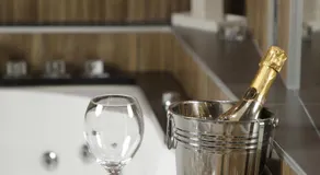 Design Apartment GRAND SPA LUX 4 STAR "MALIBU" Completely PRIVATE Wellness & Spa FREE INCLUDED Jacuzzi & Salt Wall & Fire place & 3D Ceilings & Business WiFi & NETFLIX & LED Lights & Keyless code entry & FULL SMART APP & SECURE 2 Parking place - Image 5