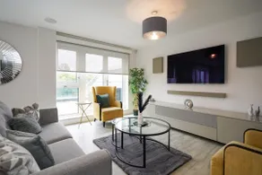 Serenity by the Water: 3-Bed London - Image 2