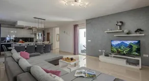 Villa Luka with 50 sqm Pool - Image 2