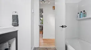 The Jasmine House - Cute & Centrally Located home - Image 3