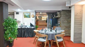 Hotel Rothmans-Breakfast - Free parking - Lobby - Image 3