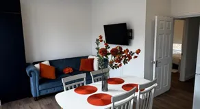 Deluxe Suite w PS5, Balcony, Netflix, Sleeps 6, ideal for relocators and professionals - Image 2