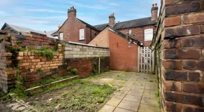 Large 5BR Property near Alton Towers - Sleeps 8 with Parking - Image 5