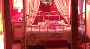 Room for rent in a beautiful country house ideal for a romantic getaway - Image 2