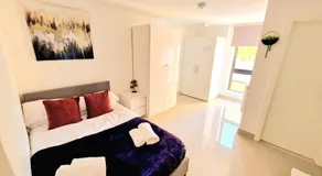 En-suites Suites - Leeds City Retreat with Kitchenette- LGI Hospital- Free 5G WIFI & Netflix- University - Contractors - Short Stays - Image 2