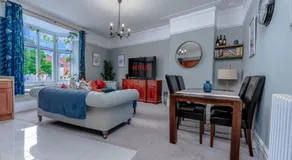 Victorian High Street flat, parking, WiFi - Image 2