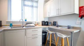 The Little Blue House by Sheppey Stays -Cosy 2BR Blue House - Near Docks with Parking & Garden - Ideal for Contractors & Families - Image 4