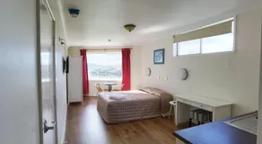 Watersedge Motel - Image 2
