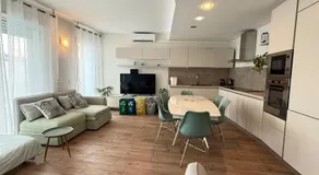 Appartamento in città con Giardino e Piscina privati - Image 2