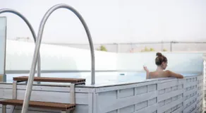City Apartment with heated rooftop Pool - Image 3