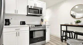 Koze 2 Bedroom Duplex Home with King & Queen Beds, Near Everything Trendy - Image 4