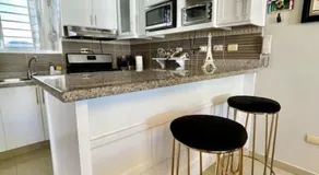 Luxury 5 Beds Penthouse - Private Jacuzzi & Karaoke Bar & Free Parking - Image 3