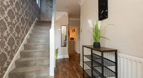 Large House for Groups with Huge Driveway - FREE PARKING - Image 4