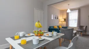 Entire 2BR house 2 beds and Sofa Bed Town Centre Train Station Parking - Image 2