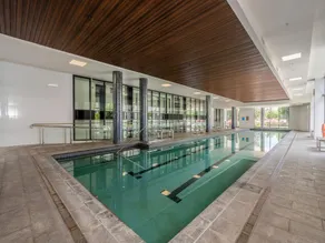 Bright 2-Bed Flat Near City Amenities - Image 3