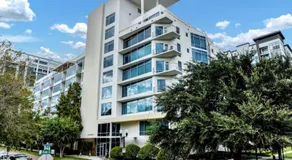 Luxurious 2 Beds 2 Baths Downtown Apartment - Image 5