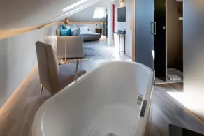 Up Hotel - Image 2