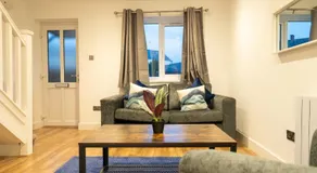 The Mews, Amazing Newport 2 BR, Excellent location, Parking, Perfect for Contractors - Image 2