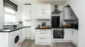 Dressed To Impress 2 bed house in Heart of Croydon Photo ID Required - Image 2