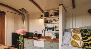 Luxury Shepherd's Hut on Meadow with Outdoor Bath in Mid Cornwall - Image 2