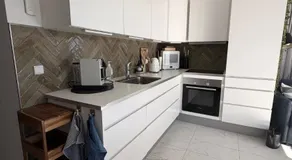 Modern Stylish Apartment Near City Centre with Parking - Image 3