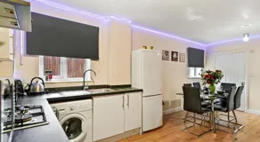Lt Properties Unique Bungalow style Spacious one bedroom Apartment in Luton Town centre super size round bed Netflix - Image 5