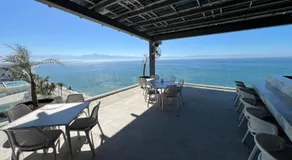 Exclusive and luxurious condo - Image 4