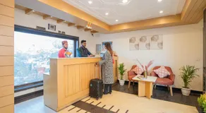 Super Hotel by Perfectstayz Mall Road - Image 4