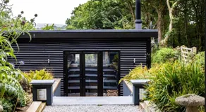 Luxury Stay with Spa, BBQ, Fresh Garden Produce - Image 4