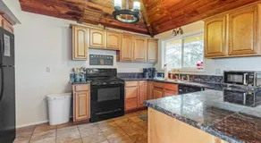 Elegant home with stunning ocean views & dog friendly - Image 4