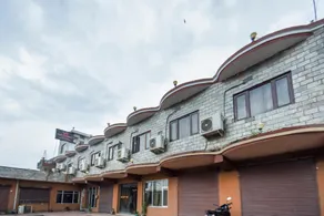 OYO Flagship Vibes Hotel - Image 5