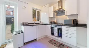 Last-Minute Reserve l Modern House near City Center Sleeps 6 with Free Parking l By Zen Nights Short Lets & Serviced Accommodations - Image 2