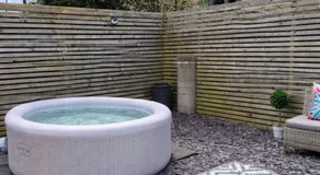 The Hollow Stay 2 Beds With Hot Tub & Parking - Image 2
