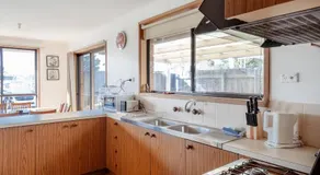Solander's Retro Residence - By the Beach Group Stay - Image 5