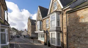 Luxury Modern Suite in Marazion with Parking - Image 4