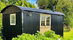 Cosy romantic shepherd hut in open countryside - Image 3