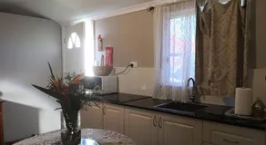 Roomy rosegarden flat in Roselands - Image 4
