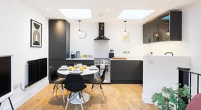 The Upside Down Eco House - Free parking with no height restrictions - Image 3