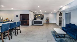 Days Inn & Suites by Wyndham Horn Lake - Memphis Graceland - Image 2