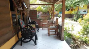 Harry's Ocean House Watukarung Homestay - Image 4