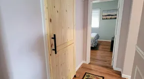 2 BR Quaint Private Bungalow NR Downtown & Beaches - Image 4