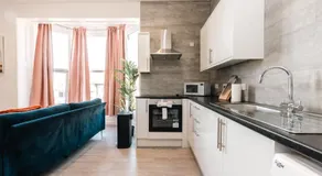 Central 2 Bed Apartment Perfect for Long and Short Stays - Image 5
