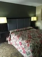 Track & Turf Motel - Image 2
