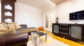 ARENA- One bedroom apartment-public FREE parking in front of building - Image 2