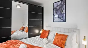 Spacious 6BR - City Hub & Parking - Sleeps 13 - Image 2