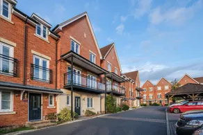 Spacious 6 Bedroom 2 Bath Serviced House with Parking in Denton Way - Image 4