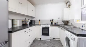 Perfect Booking 2 Bed Home in Hitchin - Image 3