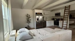 Luxury BoilingSprings Getaway - Image 2